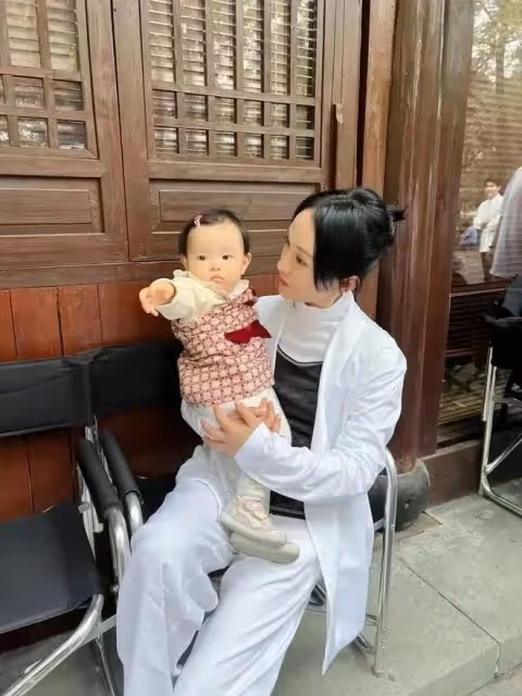 周迅抱娃照曝光！48歲的她素顏穿媽媽裝和婦女無異，滄桑卻有氣質