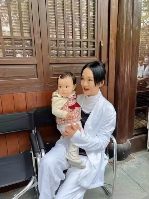 周迅抱娃照曝光！48歲的她素顏穿媽媽裝和婦女無異，滄桑卻有氣質