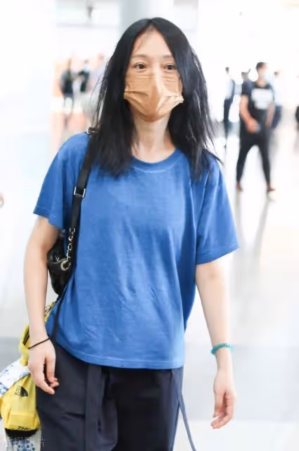 周迅抱娃照曝光！48歲的她素顏穿媽媽裝和婦女無異，滄桑卻有氣質