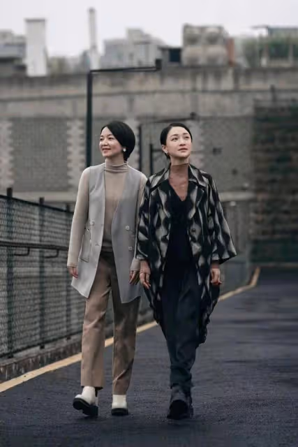周迅抱娃照曝光！48歲的她素顏穿媽媽裝和婦女無異，滄桑卻有氣質
