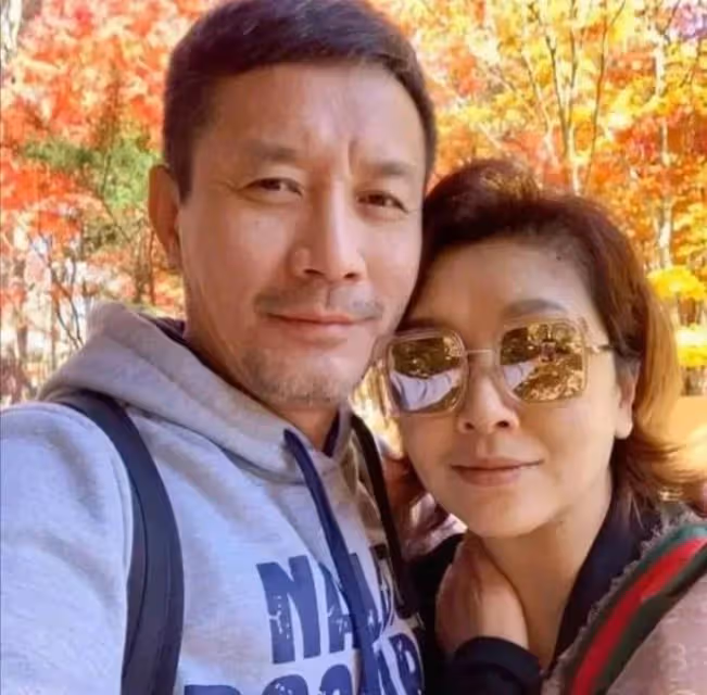 江珊二婚老公原來是我們熟悉的他！53歲穿西裝紳士儒雅男人味爆棚
