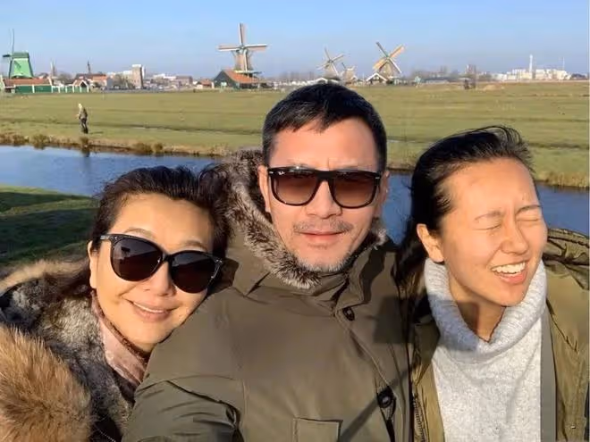 江珊二婚老公原來是我們熟悉的他！53歲穿西裝紳士儒雅男人味爆棚