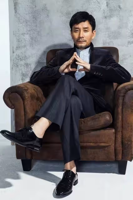江珊二婚老公原來是我們熟悉的他！53歲穿西裝紳士儒雅男人味爆棚