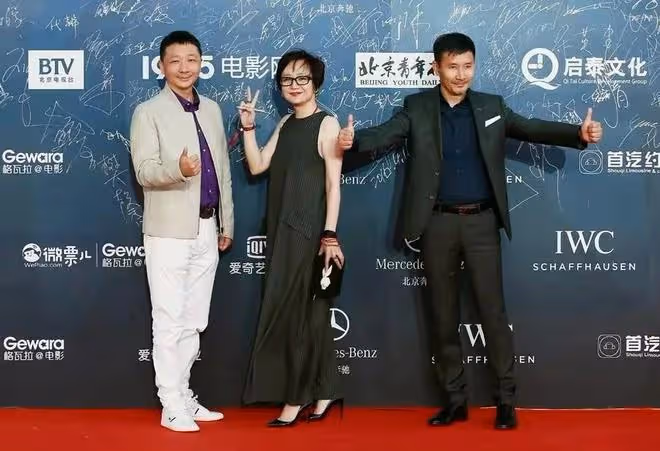 江珊二婚老公原來是我們熟悉的他！53歲穿西裝紳士儒雅男人味爆棚