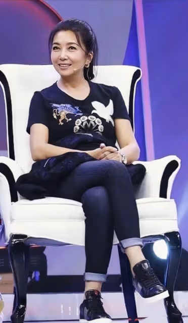 江珊二婚老公原來是我們熟悉的他！53歲穿西裝紳士儒雅男人味爆棚