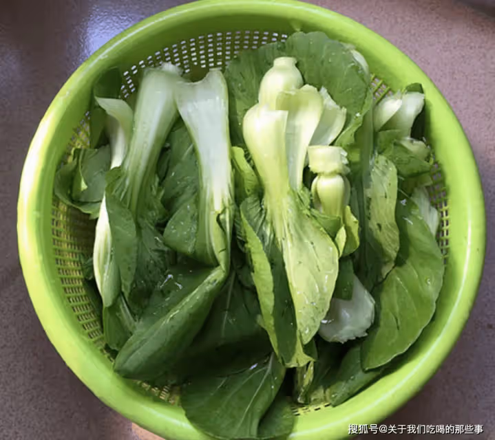 炒青菜時,切記不要直接下鍋炒!牢記3點,青菜翠綠不發黑,好吃