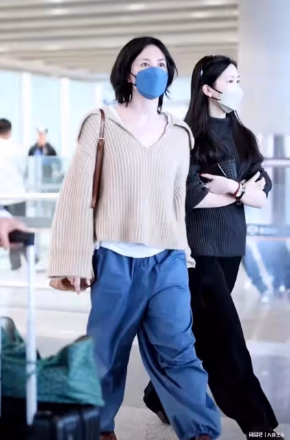 整容了?李嫣18歲生日,與王菲合影超像媽,嘴唇無痕跡美到認不出