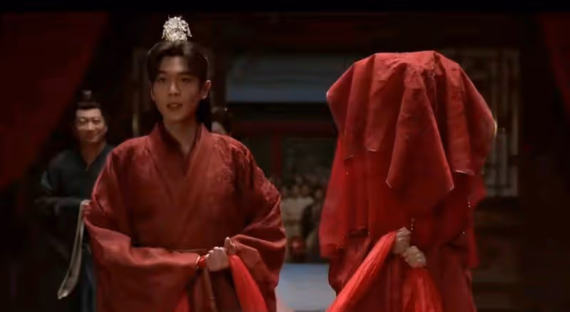 「瘋批美人」別亂演，48歲李小冉一出場，我才明白什麼叫媚骨天成