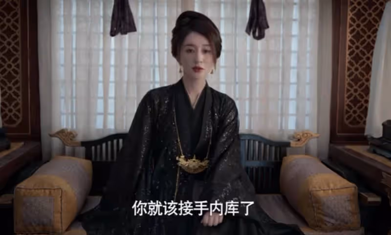「瘋批美人」別亂演，48歲李小冉一出場，我才明白什麼叫媚骨天成