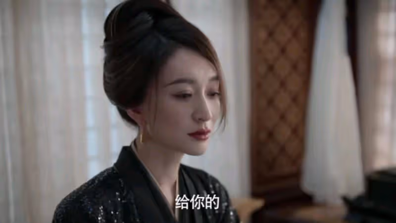 「瘋批美人」別亂演，48歲李小冉一出場，我才明白什麼叫媚骨天成