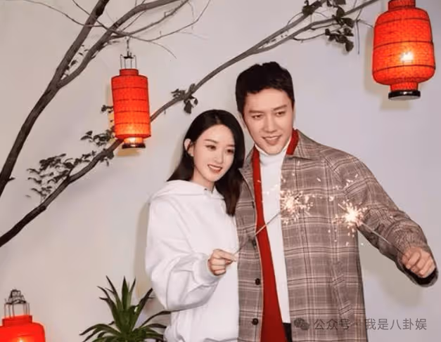 趙麗穎馮紹峰一家三口穿親子裝外出,真復合還是為顧及孩子感受?