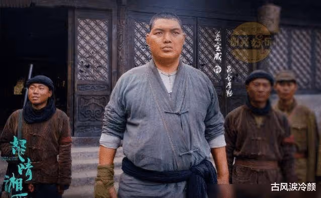 長相奇醜身高2.03米，被吳京發掘後一發不可收拾，今圈粉無數！