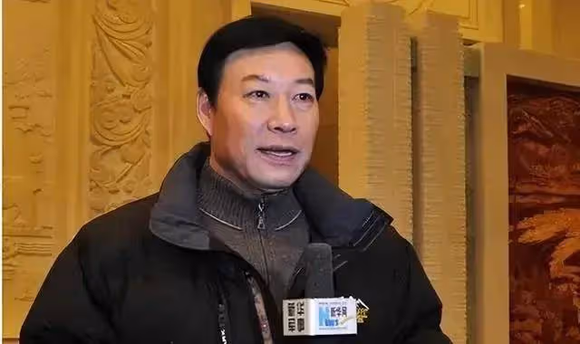 他從春晚爆紅到銷聲匿跡，靠著小品出名，和趙本山蔡明齊名，為何突然消失了?