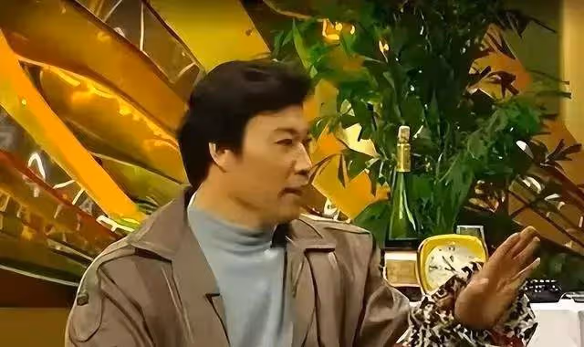 他從春晚爆紅到銷聲匿跡，靠著小品出名，和趙本山蔡明齊名，為何突然消失了?