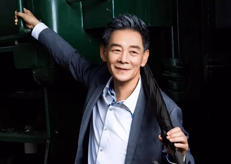 他是國家一級演員，住上億四合院，如今77歲仍在拍戲，兒子是他一生驕傲