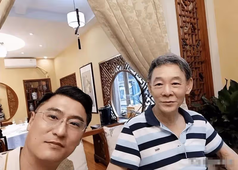 他是國家一級演員，住上億四合院，如今77歲仍在拍戲，兒子是他一生驕傲