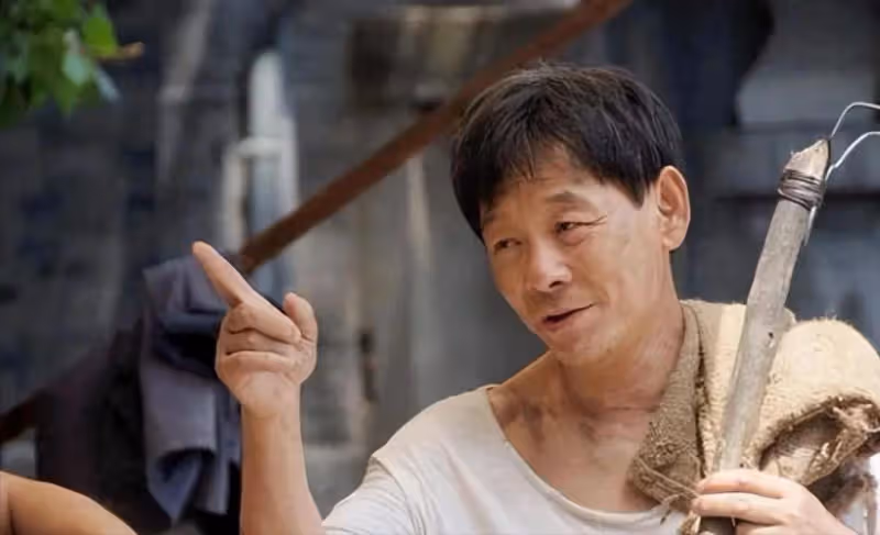 他是國家一級演員，住上億四合院，如今77歲仍在拍戲，兒子是他一生驕傲
