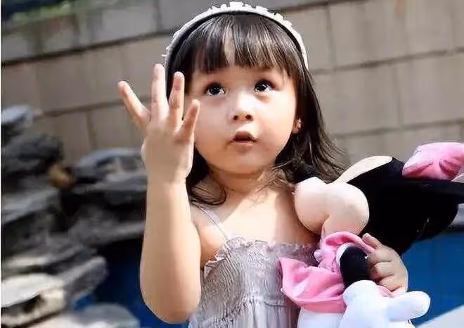 被「禁止整容」小羋月，2歲出道年入百萬，在人氣高漲時退圈，如今她怎樣了？