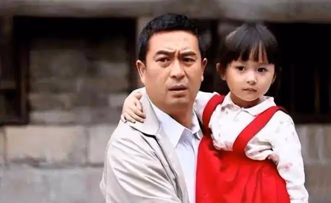 被「禁止整容」小羋月，2歲出道年入百萬，在人氣高漲時退圈，如今她怎樣了？