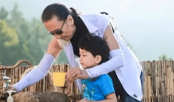 謝霆鋒兒子七字評價謝賢，謝賢老淚縱橫，謝霆鋒瘋狂指責張柏芝沒教育好孩子？