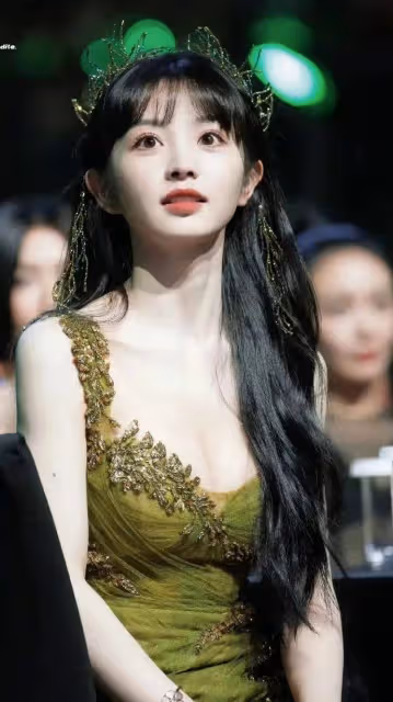 田曦薇身穿各類深V長裙超靚麗!魔鬼身材太性感火辣