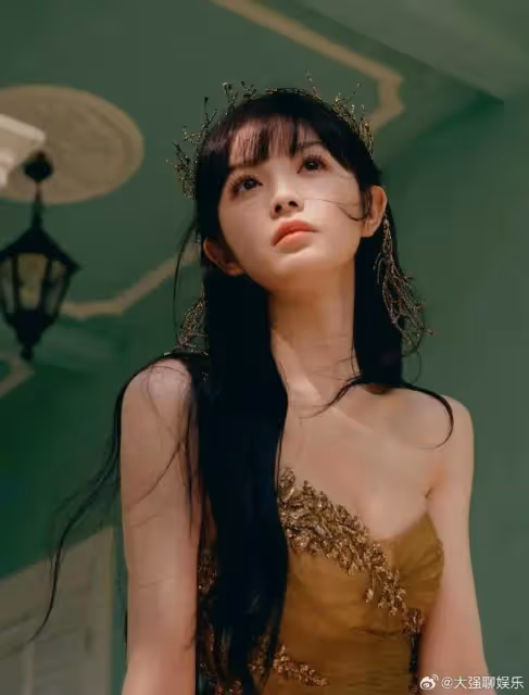 田曦薇身穿各類深V長裙超靚麗!魔鬼身材太性感火辣