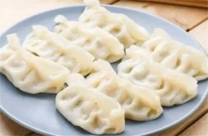 蒸餃子用熱水還是冷水?教你正確做法,皮軟餡香涼不硬