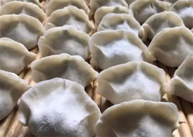 蒸餃子用熱水還是冷水?教你正確做法,皮軟餡香涼不硬