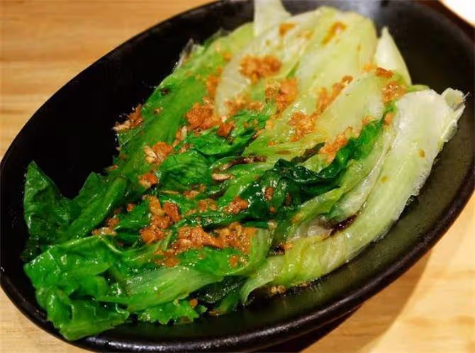 白灼生菜好吃是有訣竅的,學會這樣做,翠綠不發黃,清脆又爽口
