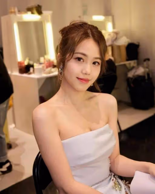 TVB視帝離婚後首度拍劇,與上位小花上演「父女戀」,再現豪門爭鬥