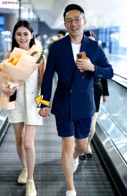 汪小菲曬洞房花燭夜,馬莜梅在機場小腹微凸,否認奉子成婚