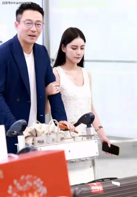 汪小菲曬洞房花燭夜,馬莜梅在機場小腹微凸,否認奉子成婚