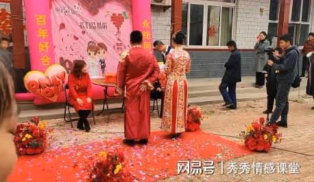 離婚10年,兒子邀請我參加婚宴,看到前夫和上位女人,我轉身離開