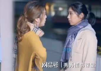 離婚10年,兒子邀請我參加婚宴,看到前夫和上位女人,我轉身離開