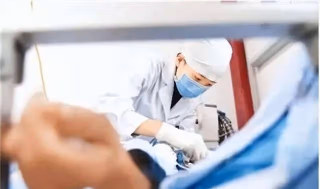 2015年,老太意外摔倒,搶救無效死亡,醫生卻讓家屬立即報警