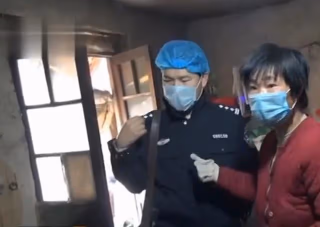 2015年，老太意外摔倒，搶救無效死亡，醫生卻讓家屬立即報警