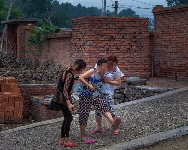 2015年,老太意外摔倒,搶救無效死亡,醫生卻讓家屬立即報警