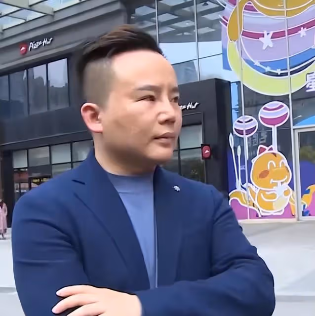 2019年男子偷偷整容成帥哥,四年不管妻兒,直言:她已經配不上我