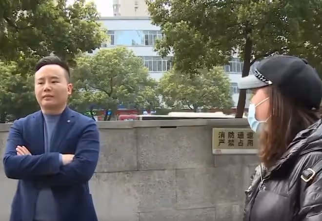 2019年男子偷偷整容成帥哥,四年不管妻兒,直言:她已經配不上我