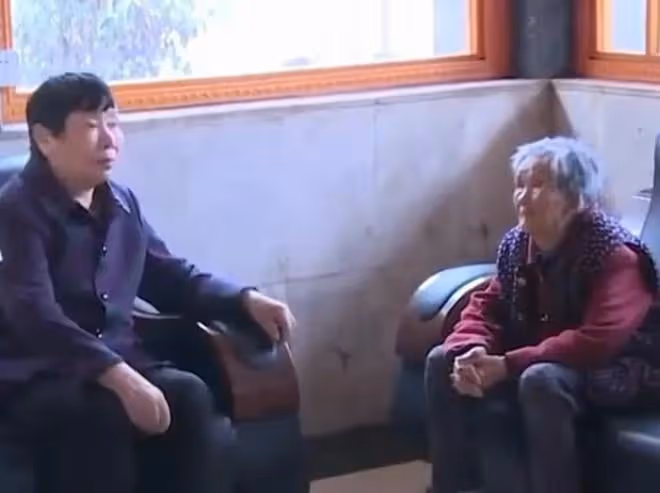 78歲健康老人被子女送養老院,20萬存款被拿走,兒女:逼不得已