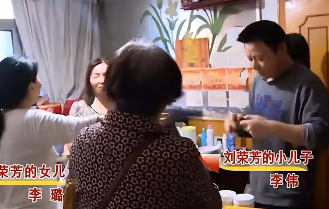 78歲健康老人被子女送養老院,20萬存款被拿走,兒女:逼不得已