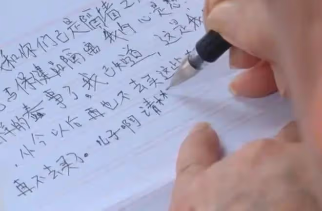 78歲健康老人被子女送養老院,20萬存款被拿走,兒女:逼不得已