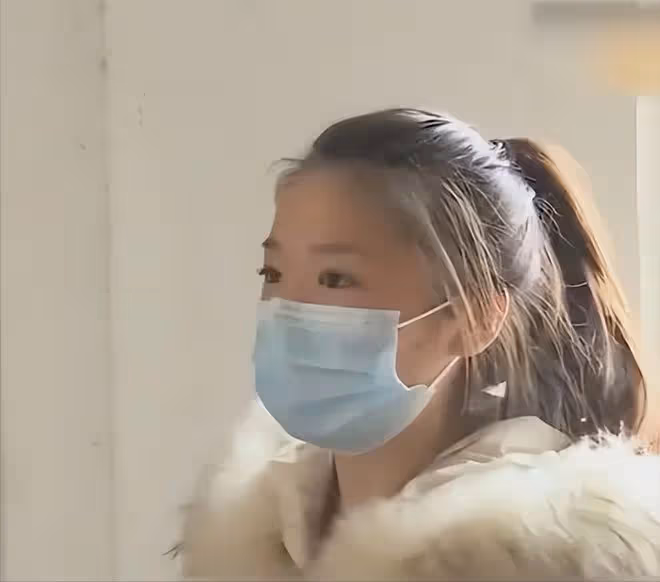 回顧24歲女主播愛上45歲「榜一大哥」:她的愛情,給女生上了一課
