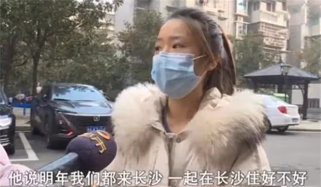 回顧24歲女主播愛上45歲「榜一大哥」：她的愛情，給女生上了一課