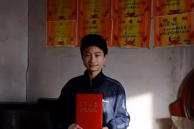 回顧母親癱瘓,父親瘋了,那個744分的高考狀元,多年後成了這樣