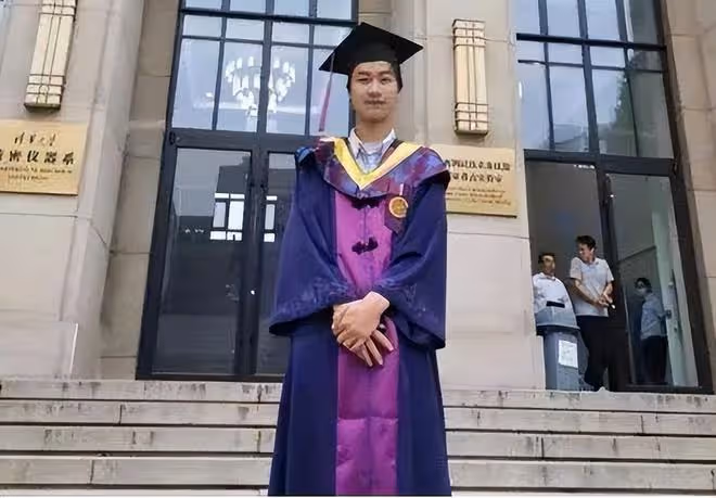 回顧母親癱瘓,父親瘋了,那個744分的高考狀元,多年後成了這樣