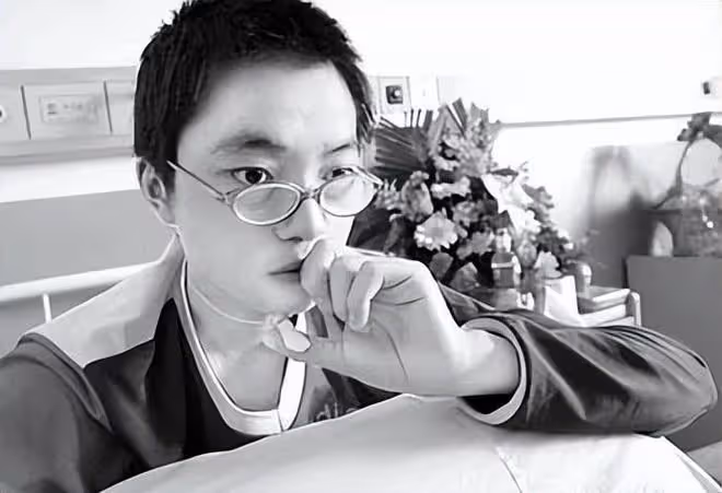回顧：那個抓著飛機起落架從昆明到重慶的14歲男孩，現在怎樣了
