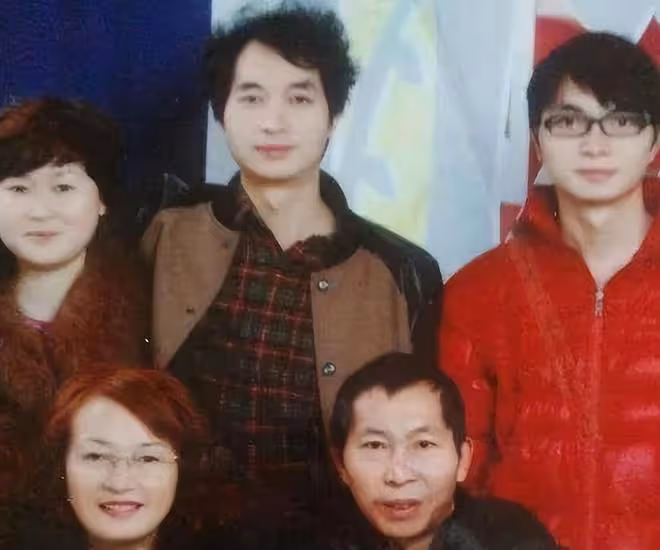 回顧：那個抓著飛機起落架從昆明到重慶的14歲男孩，現在怎樣了