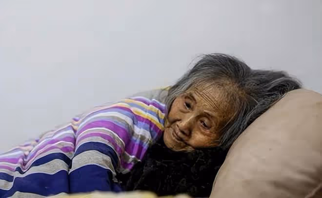 16年湖北92歲母親去世,為仨智殘兒子留下千斤糧食,後來三人怎樣