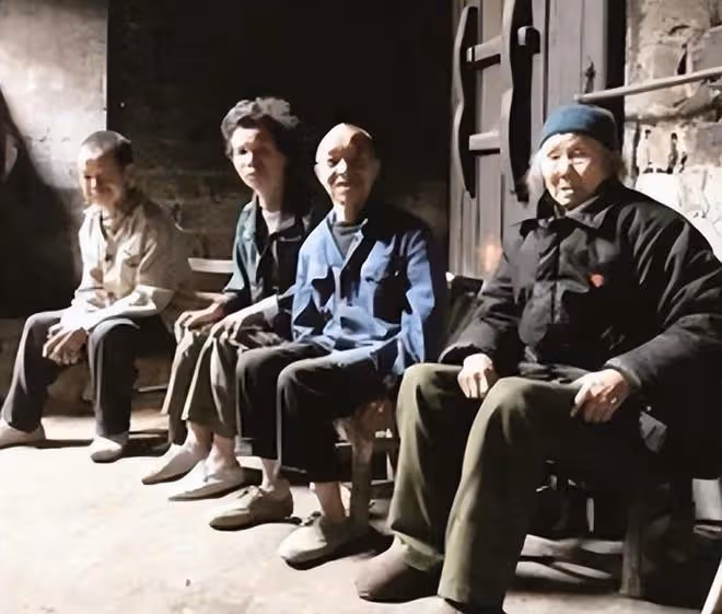 16年湖北92歲母親去世,為仨智殘兒子留下千斤糧食,後來三人怎樣